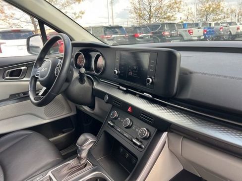 Certified 2024 Kia Carnival LX image 35