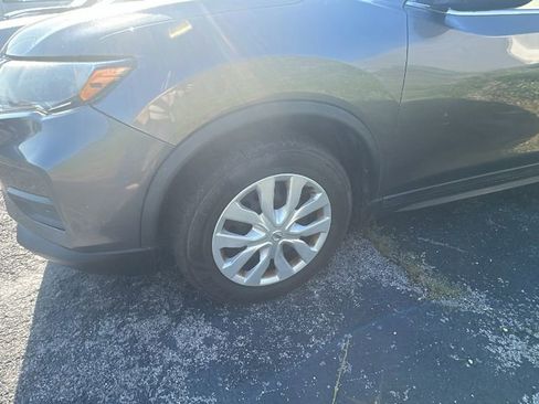 Used 2017 Nissan Rogue S image 2