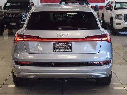 Used 2019 Audi e-tron Prestige w/ Prestige Package AWD/4WD image 27