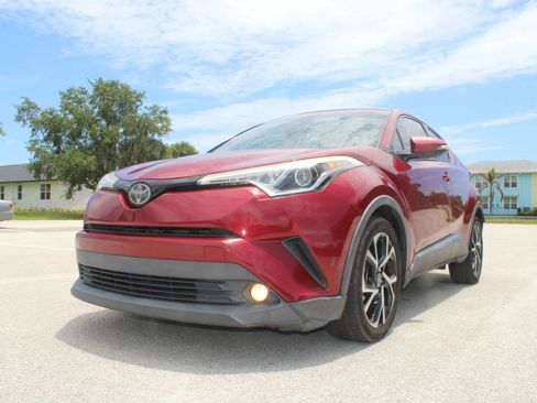 Used 2018 Toyota C-HR XLE FWD image 3