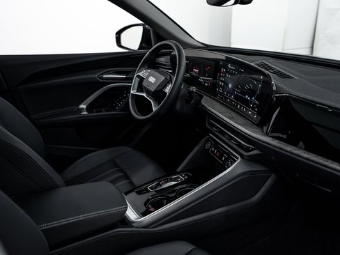 Certified 2025 Audi Q5 Premium w/ Convenience Package AWD/4WD image 10