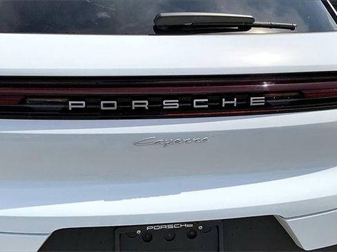 Used 2025 Porsche Cayenne image 33