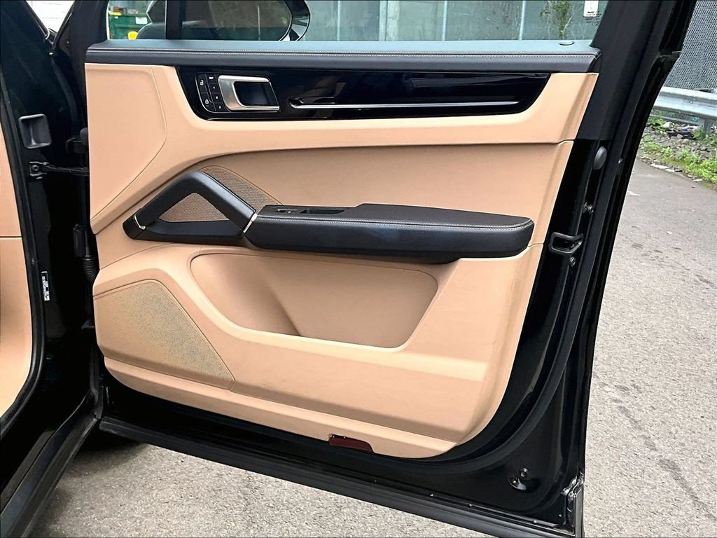 Certified 2023 Porsche Cayenne AWD/4WD image 29
