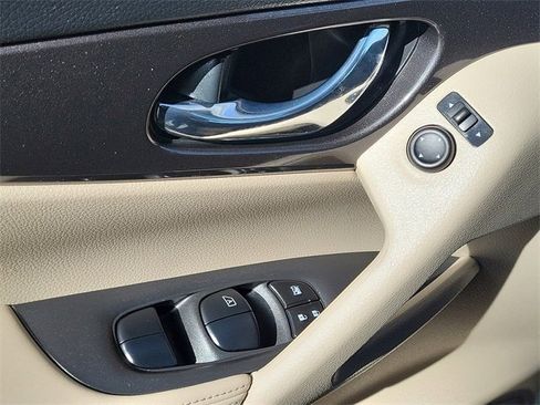 Used 2020 Nissan Rogue SV image 21