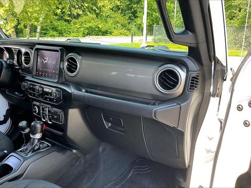 Used 2022 Jeep Gladiator Overland AWD/4WD image 13
