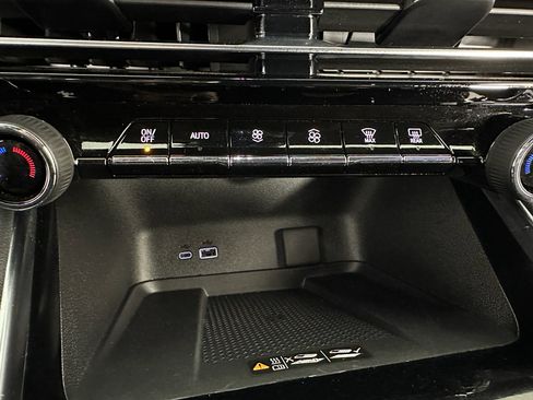 Used 2024 Chevrolet Traverse RS image 8