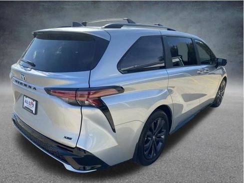 Used 2025 Toyota Sienna XSE FWD image 7