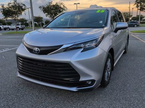 Used 2025 Toyota Sienna XLE FWD image 8