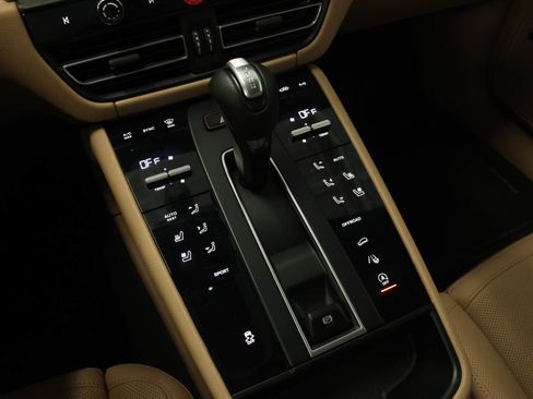 Used 2025 Porsche Macan image 20