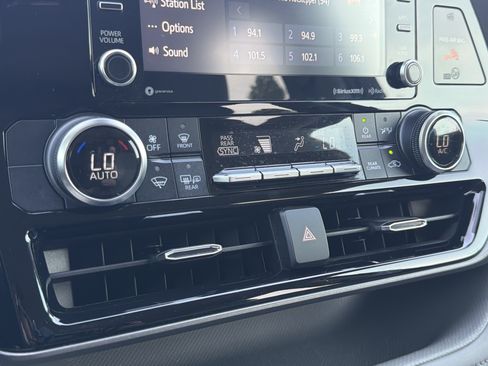 Used 2022 Toyota Highlander LE FWD image 8