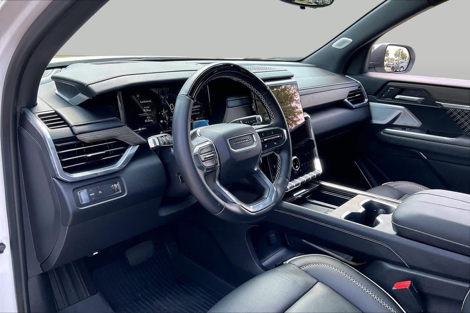 Used 2025 GMC Acadia Denali w/ Super Cruise Package FWD image 18