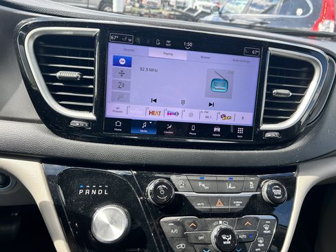 Used 2021 Chrysler Pacifica Touring-L FWD image 15