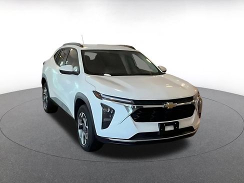 Used 2025 Chevrolet Trax LT w/ LT Convenience Package FWD image 3