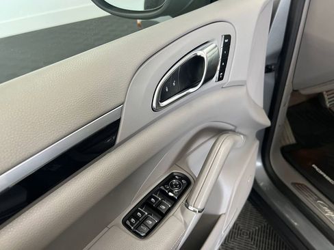 Used 2014 Porsche Cayenne S image 10