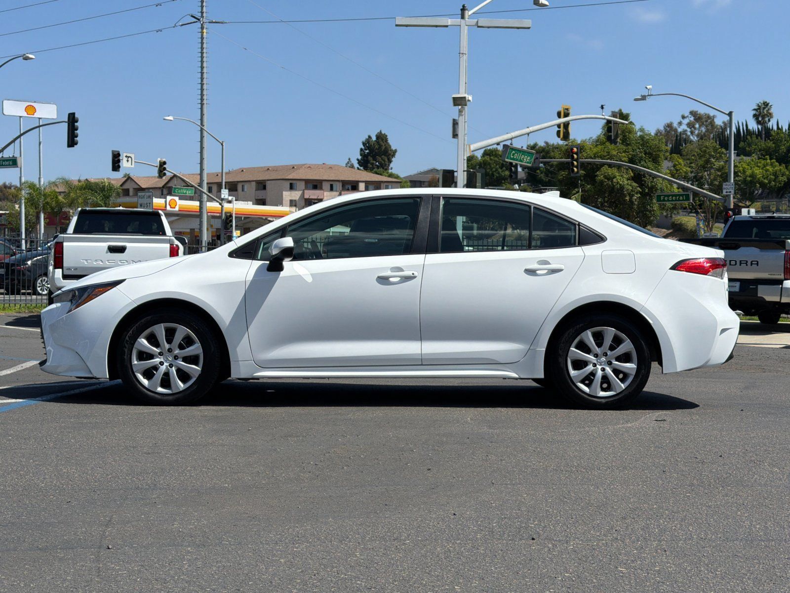 Used 2025 Toyota Corolla LE FWD image 2