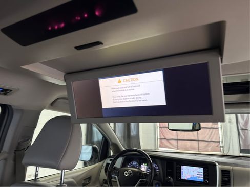 Used 2018 Toyota Sienna XLE Premium FWD image 25