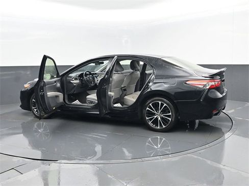 Used 2018 Toyota Camry SE image 28