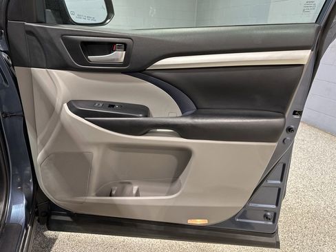 Used 2019 Toyota Highlander XLE AWD/4WD image 19