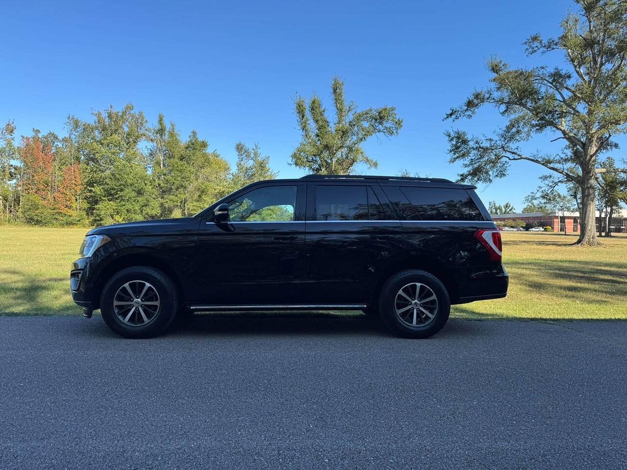 Used 2018 Ford Expedition XLT w/ Equipment Group 202A AWD/4WD image 7