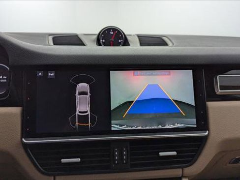 Used 2019 Porsche Cayenne w/ Premium Package image 29
