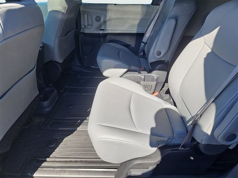 Used 2024 Toyota Sienna XLE image 32