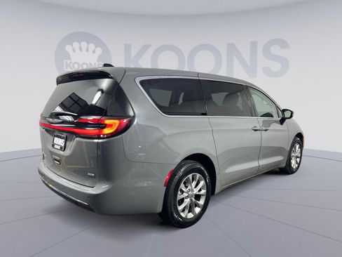 Used 2023 Chrysler Pacifica Touring-L image 7