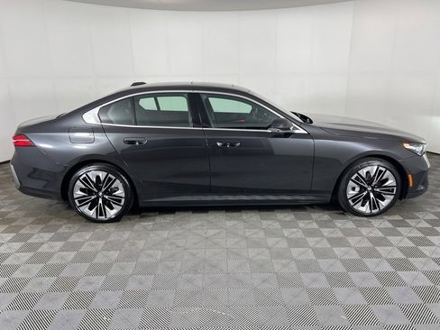 Used 2026 BMW i5 eDrive40 w/ Premium Package image 3