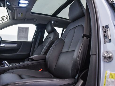 Used 2025 Volvo XC40 B5 Ultra w/ Climate Package image 19