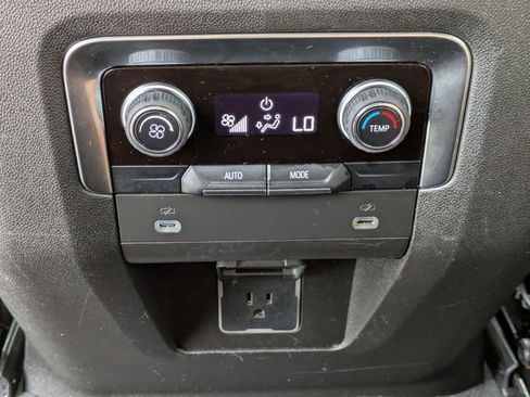 Used 2024 Chevrolet Suburban LT RWD image 18
