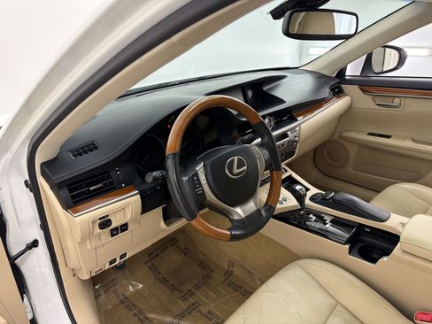Used 2015 Lexus ES 300h w/ Navigation System Package FWD image 4