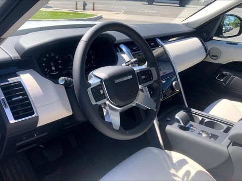 New 2026 Land Rover Discovery S AWD/4WD image 8
