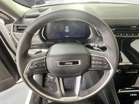 Used 2023 Jeep Grand Cherokee Laredo AWD/4WD image 11