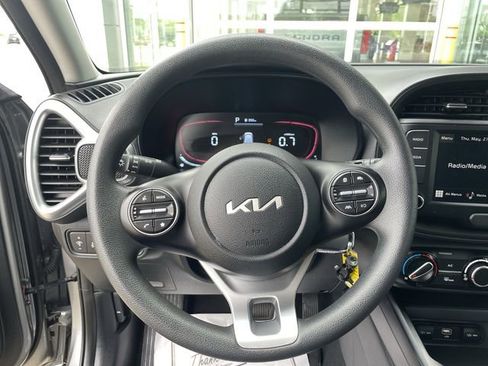 Used 2025 Kia Soul LX w/ LX Technology Package FWD image 19