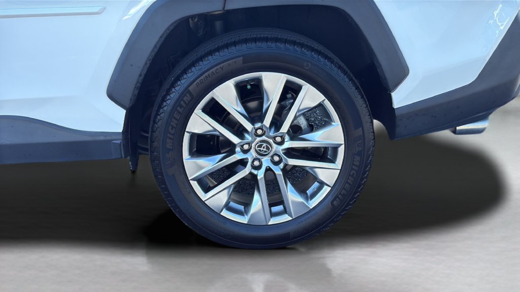 Used 2020 Toyota RAV4 XLE Premium FWD image 25