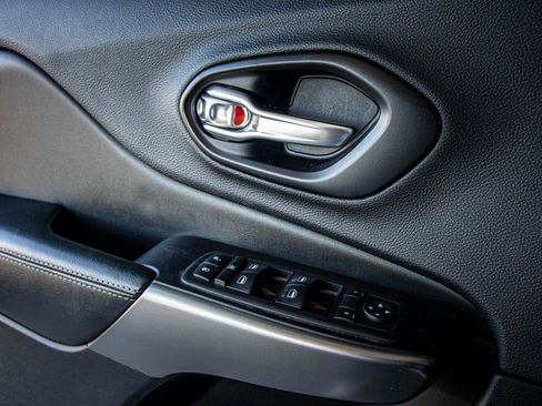 Used 2019 Jeep Cherokee Latitude Plus image 23