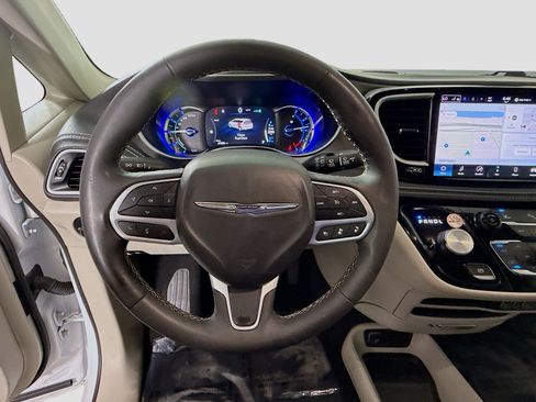 Used 2024 Chrysler Pacifica Limited FWD image 13
