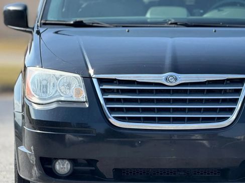 Used 2010 Chrysler Town & Country Touring image 11