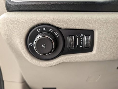 Used 2017 Chrysler Pacifica Touring-L image 10