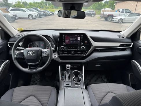 Used 2021 Toyota Highlander L AWD/4WD image 2