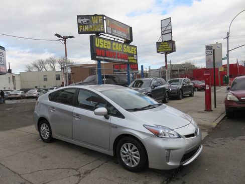 Used 2013 Toyota Prius Plug-In Hybrid image 3
