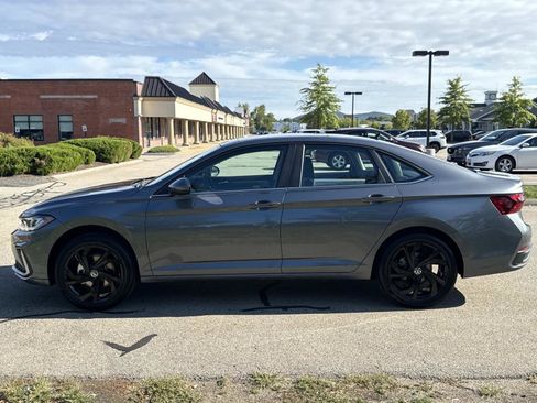 New 2025 Volkswagen Jetta SE image 4