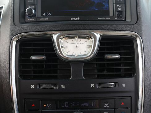 Used 2013 Chrysler Town & Country Touring FWD image 31