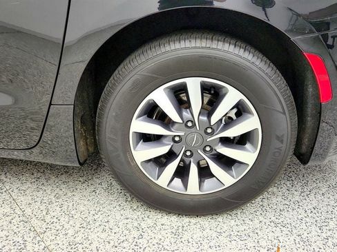 Used 2022 Chrysler Pacifica Touring-L FWD image 9