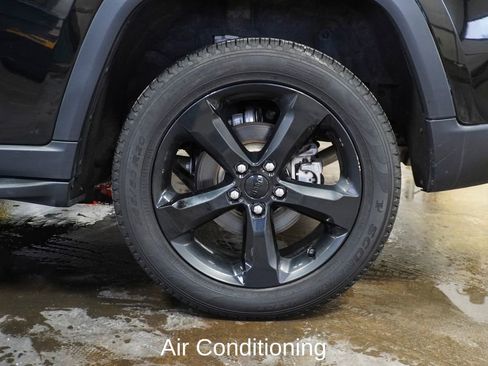 Used 2024 Jeep Grand Cherokee Limited w/ Luxury Tech Group II image 8