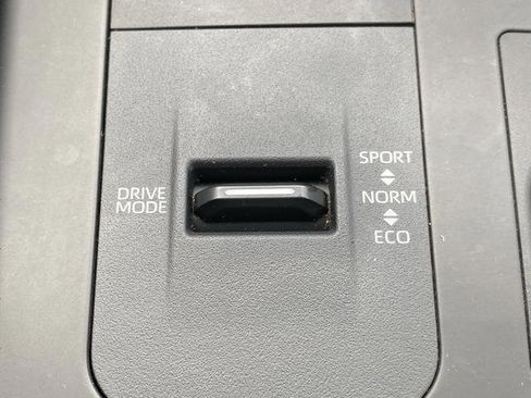 Used 2023 Toyota Highlander LE FWD image 21