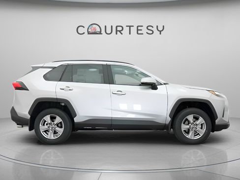 Used 2025 Toyota RAV4 XLE w/ Convenience Package FWD image 16