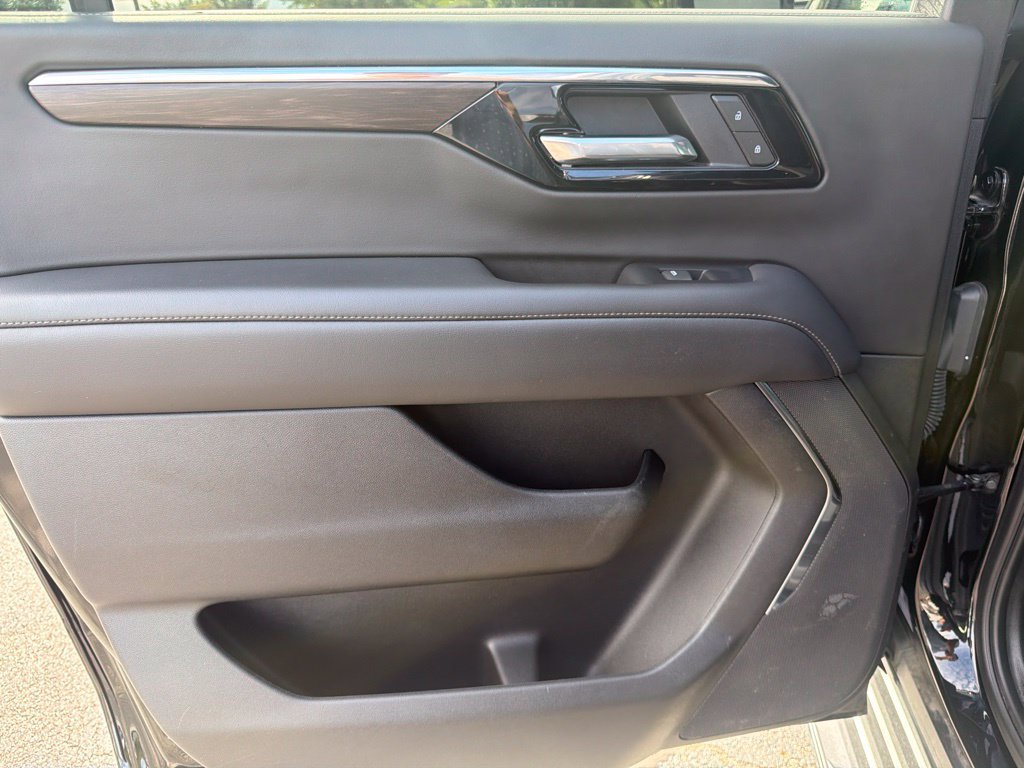 Used 2025 Chevrolet Suburban LS AWD/4WD image 11