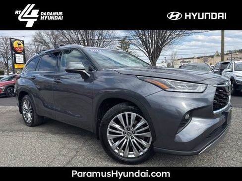 Used 2023 Toyota Highlander Platinum image 1