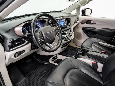 Used 2018 Chrysler Pacifica Touring-L FWD image 5