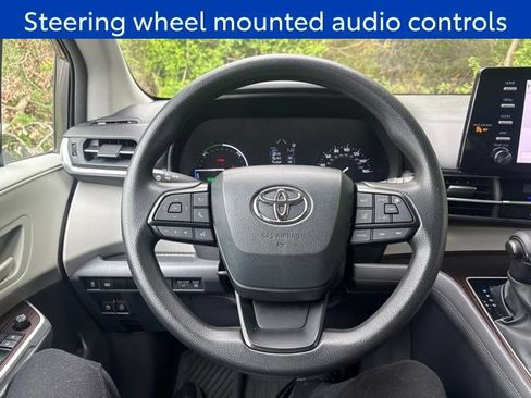Used 2023 Toyota Sienna LE AWD/4WD image 10